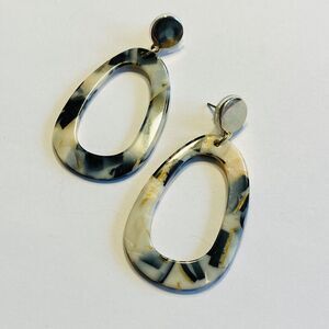 Marbled acrylic pierced earrings oval hoops drop dangle style mod black & white